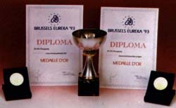 1993: Sieger des Goldpokals und der Goldmedaille bei der 42. Eureka Internationale Erfinder-Messe in Brüssel.